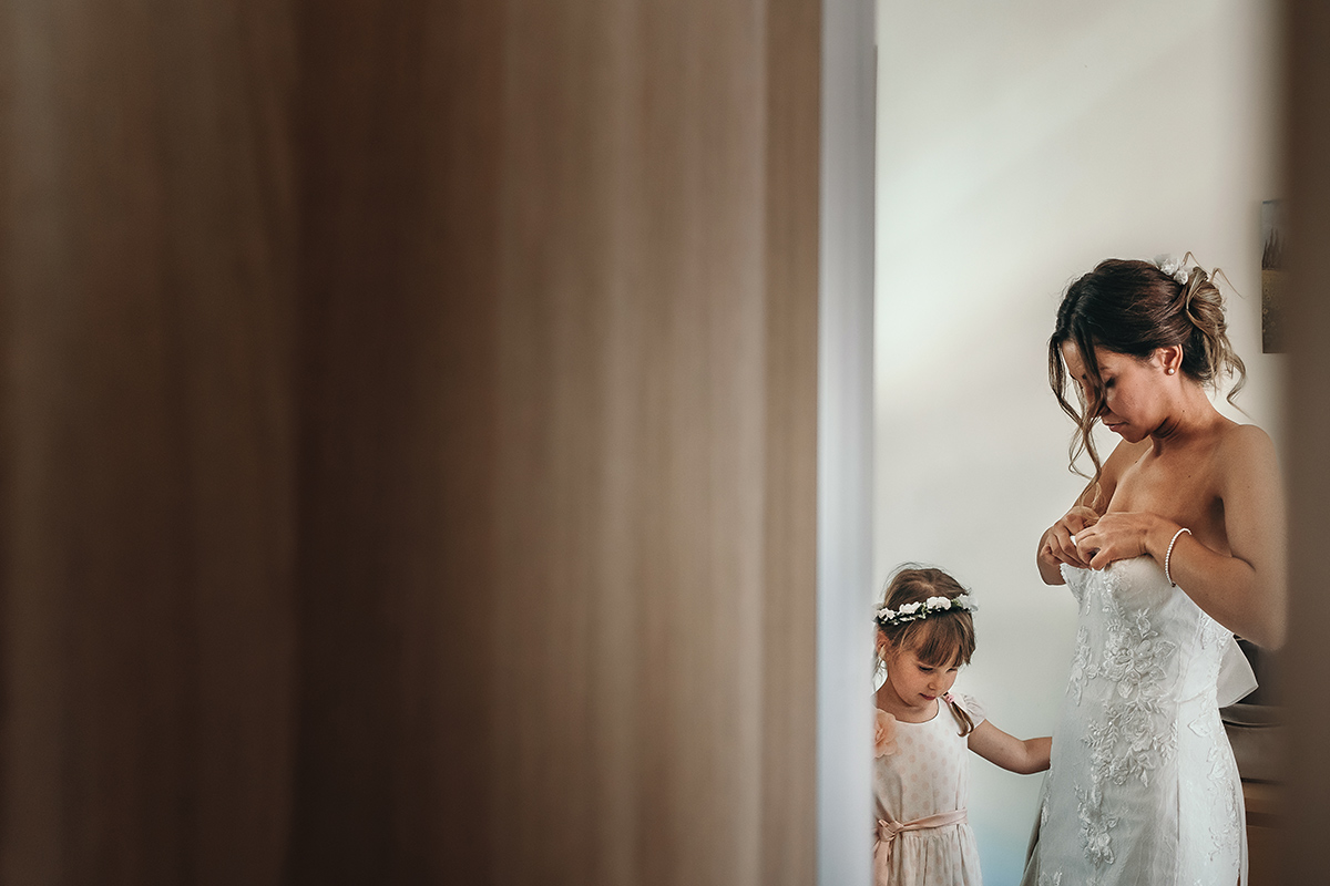 Matrimonio a Villa Fiorita ad Asti. Preparazione della sposa.Sposa con la sua nipotina