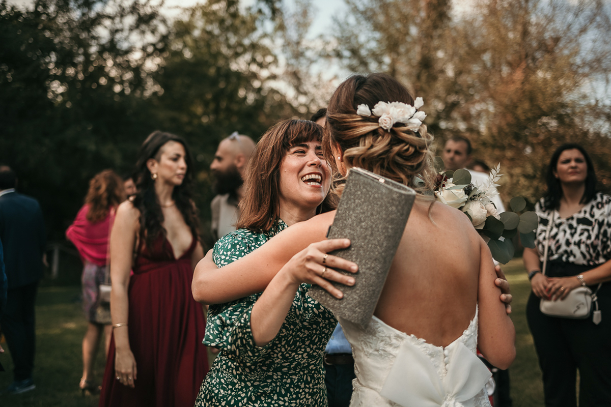 Matrimonio a Villa Fiorita ad Asti. Cerimonia.Baci e abbracci