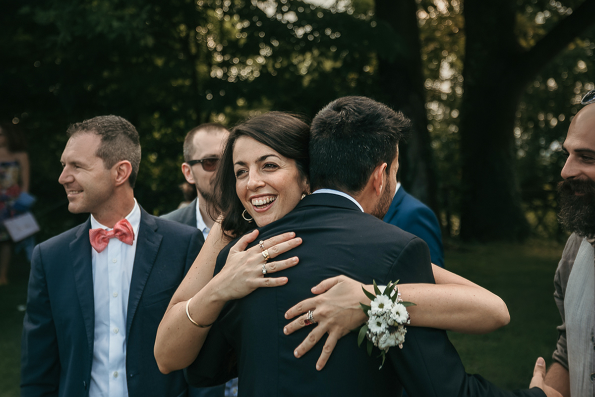 Matrimonio a Villa Fiorita ad Asti. Cerimonia.Baci e abbracci