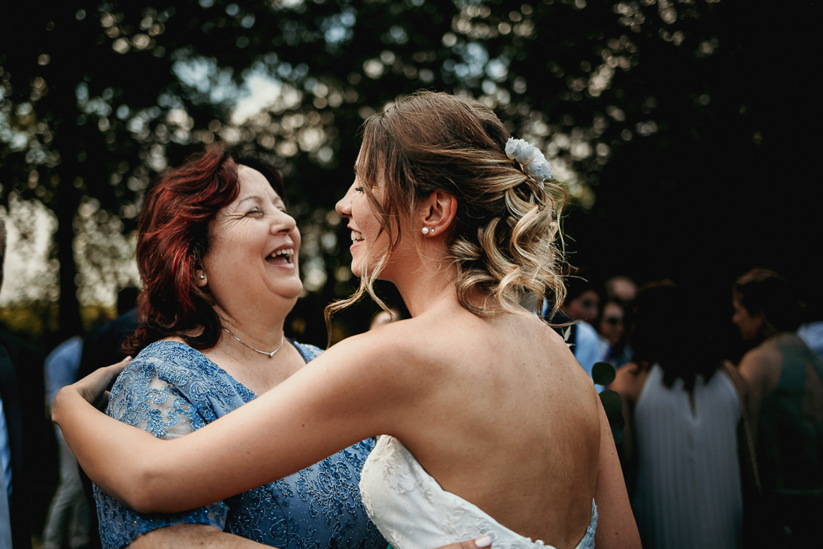 Matrimonio a Villa Fiorita ad Asti. Cerimonia.baci e abbracci