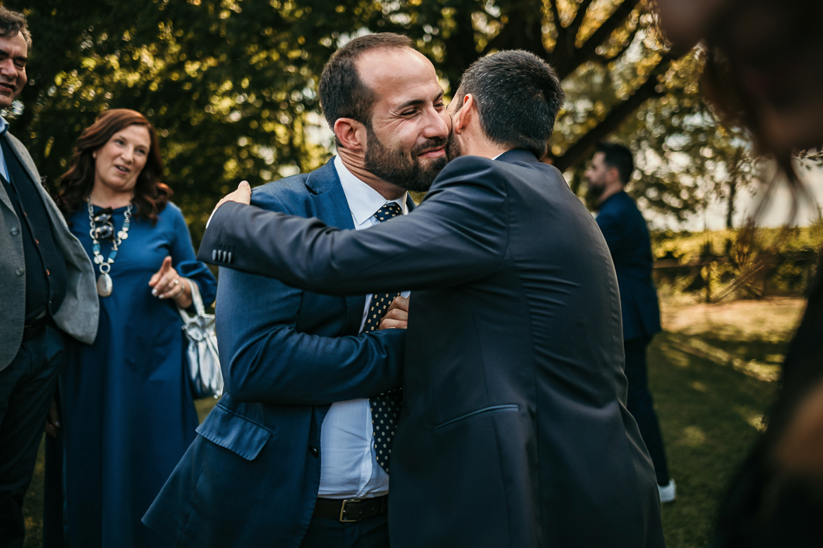 Matrimonio a Villa Fiorita ad Asti. Cerimonia.baci e abbracci
