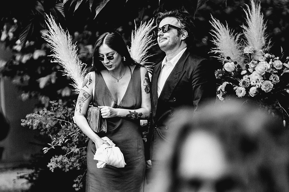 Matrimonio a Villa Fiorita ad Asti. Cerimonia.Invitati. invitati tra due pampas che sembrano delle ali.