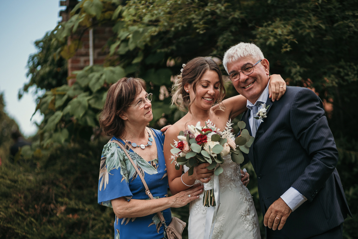 Matrimonio a Villa Fiorita ad Asti. Cerimonia.Sposa con i genitori.