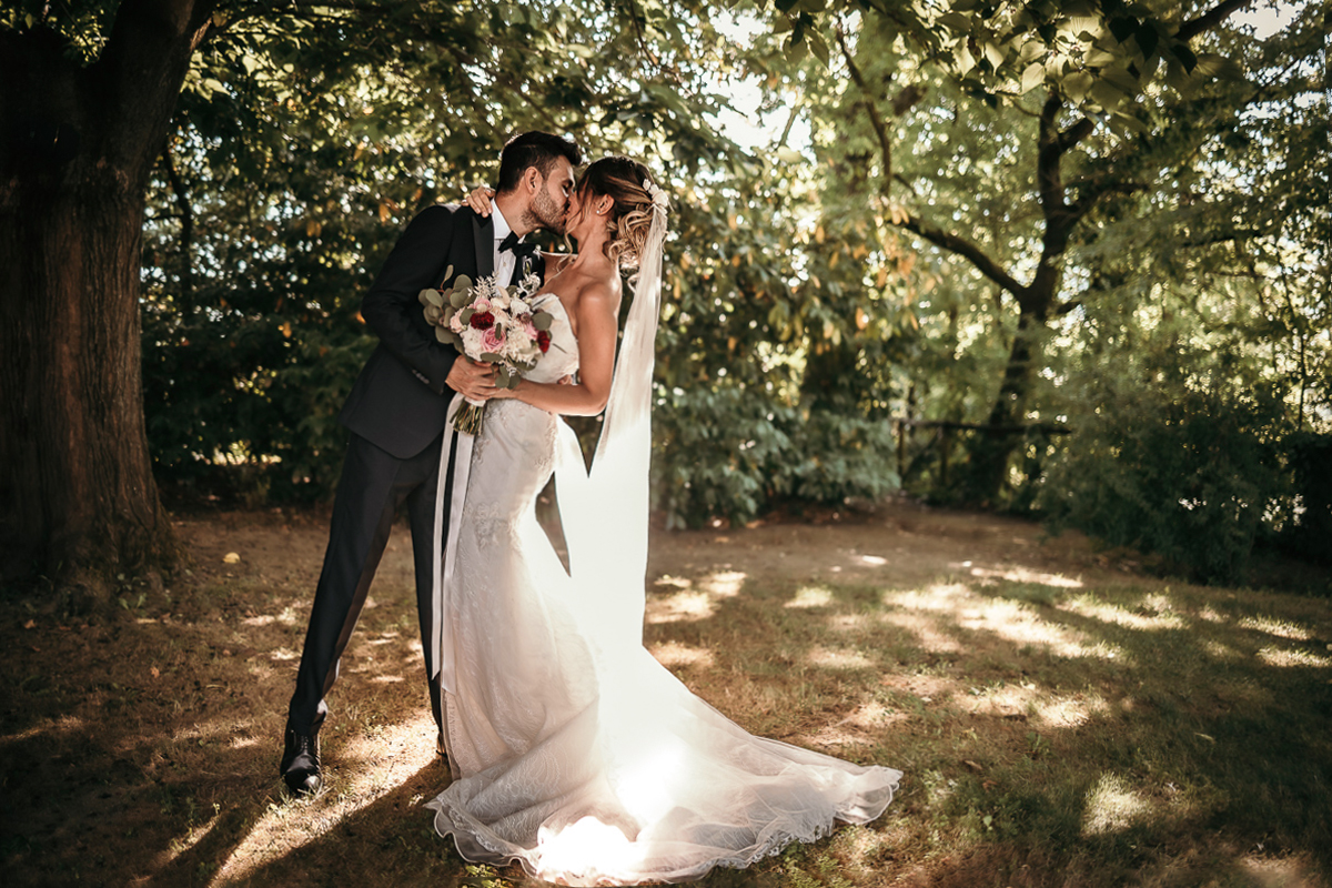 Matrimonio a Villa Fiorita ad Asti. Servizio di coppia. sposi che si baciano
