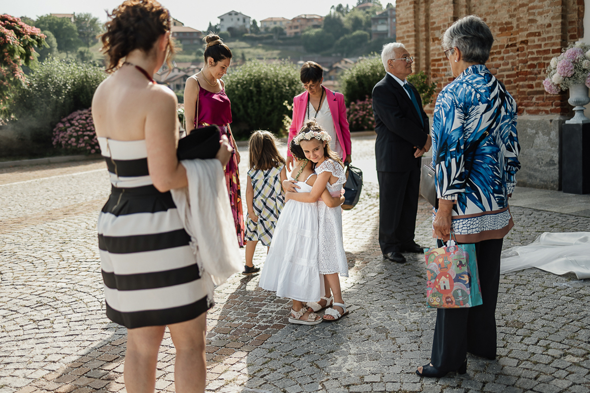 Villa Sassi matrimonio di Giulia e Nicolò. Cerimonia nella chiesa di santa Maria della Spina a Baldissero Torinese. baci e abbracci.