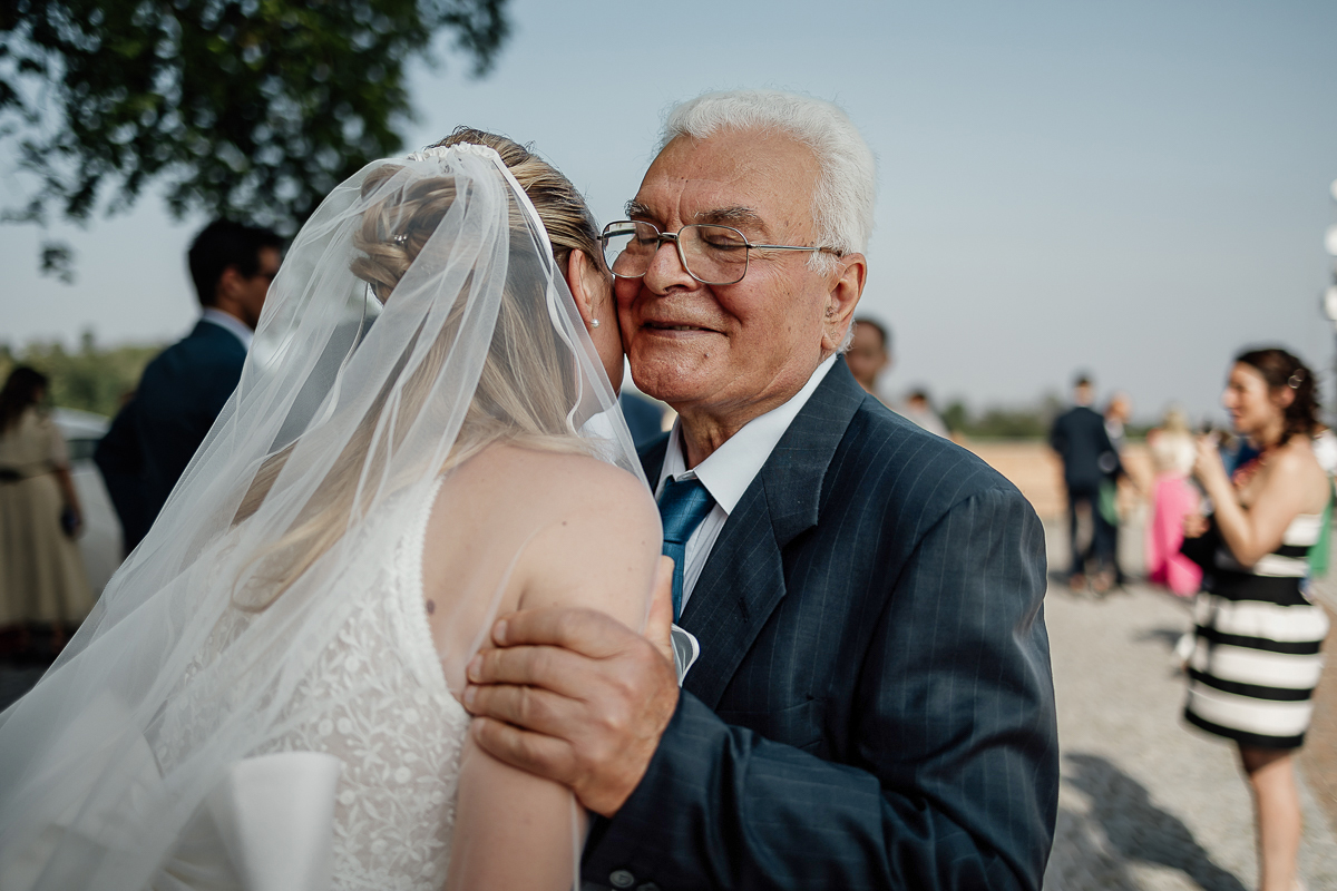 Villa Sassi matrimonio di Giulia e Nicolò. Cerimonia nella chiesa di santa Maria della Spina a Baldissero Torinese. Baci e abbracci.