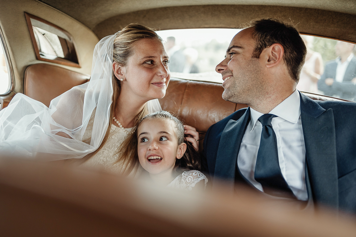 Villa Sassi matrimonio di Giulia e Nicolò. Cerimonia nella chiesa di santa Maria della Spina a Baldissero Torinese. Sposa e sposo nell'auto con la loro bambina