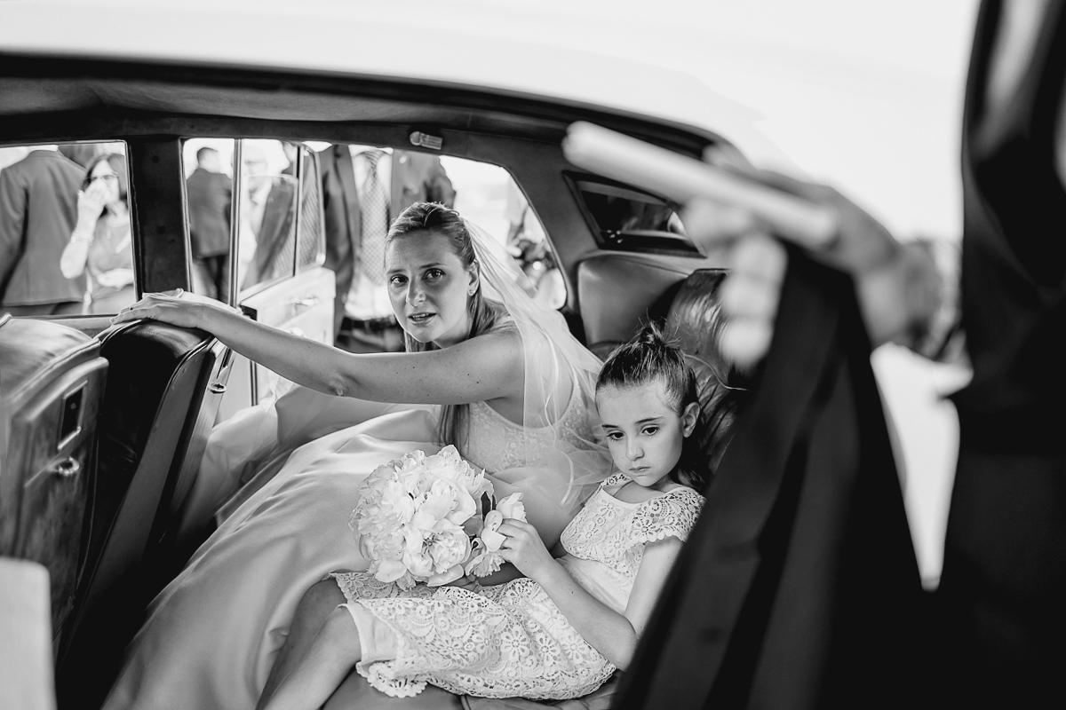 Villa Sassi matrimonio di Giulia e Nicolò. Cerimonia nella chiesa di santa Maria della Spina a Baldissero Torinese. Sposa nell'auto con la figlia.