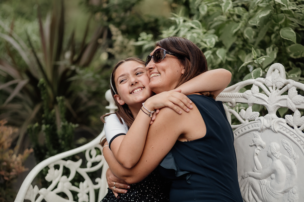 Villa Sassi matrimonio di Giulia e Nicolò. Ricevimento. Invitata abbraccia la figlia.