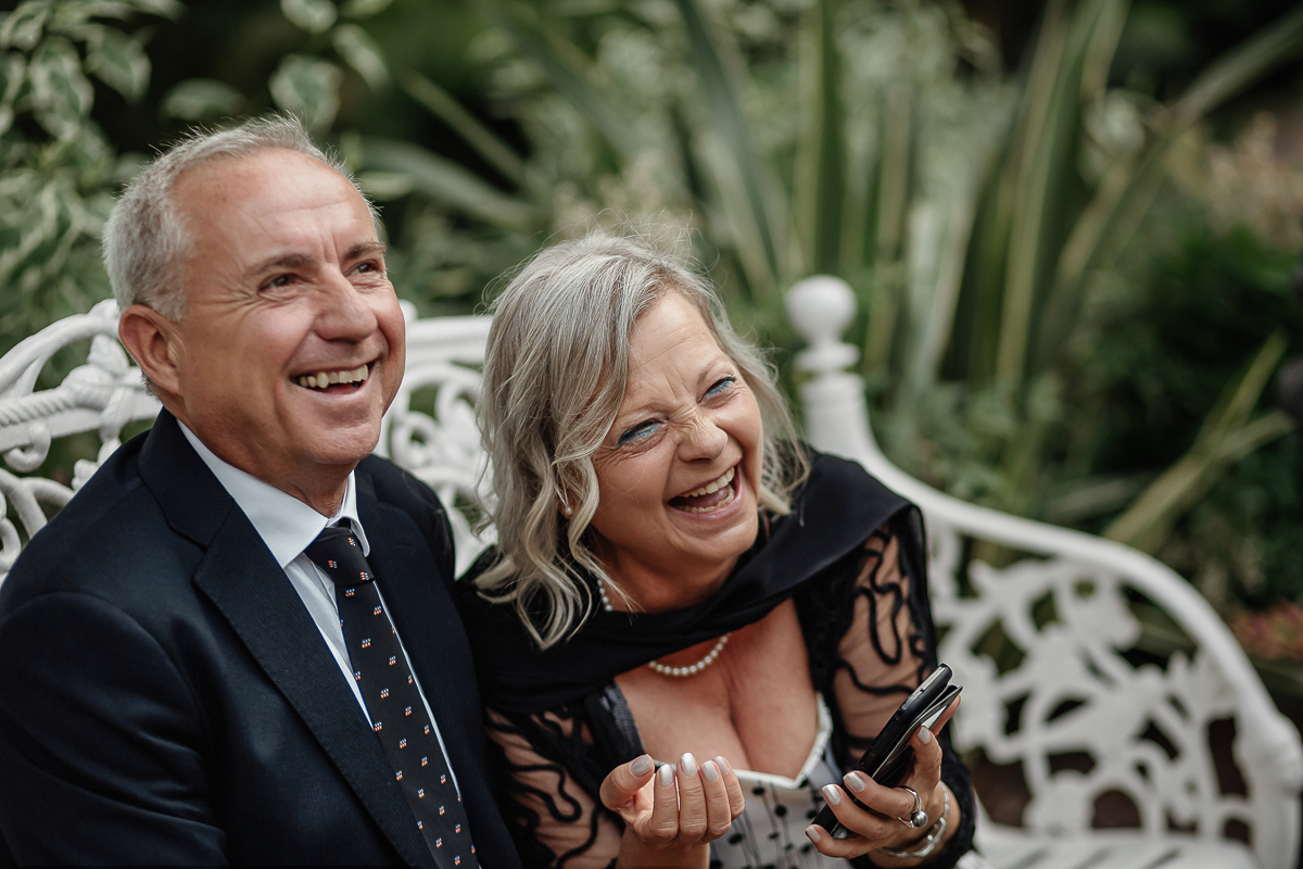 Villa Sassi matrimonio di Giulia e Nicolò. Ricevimento. Invitati che ridono.