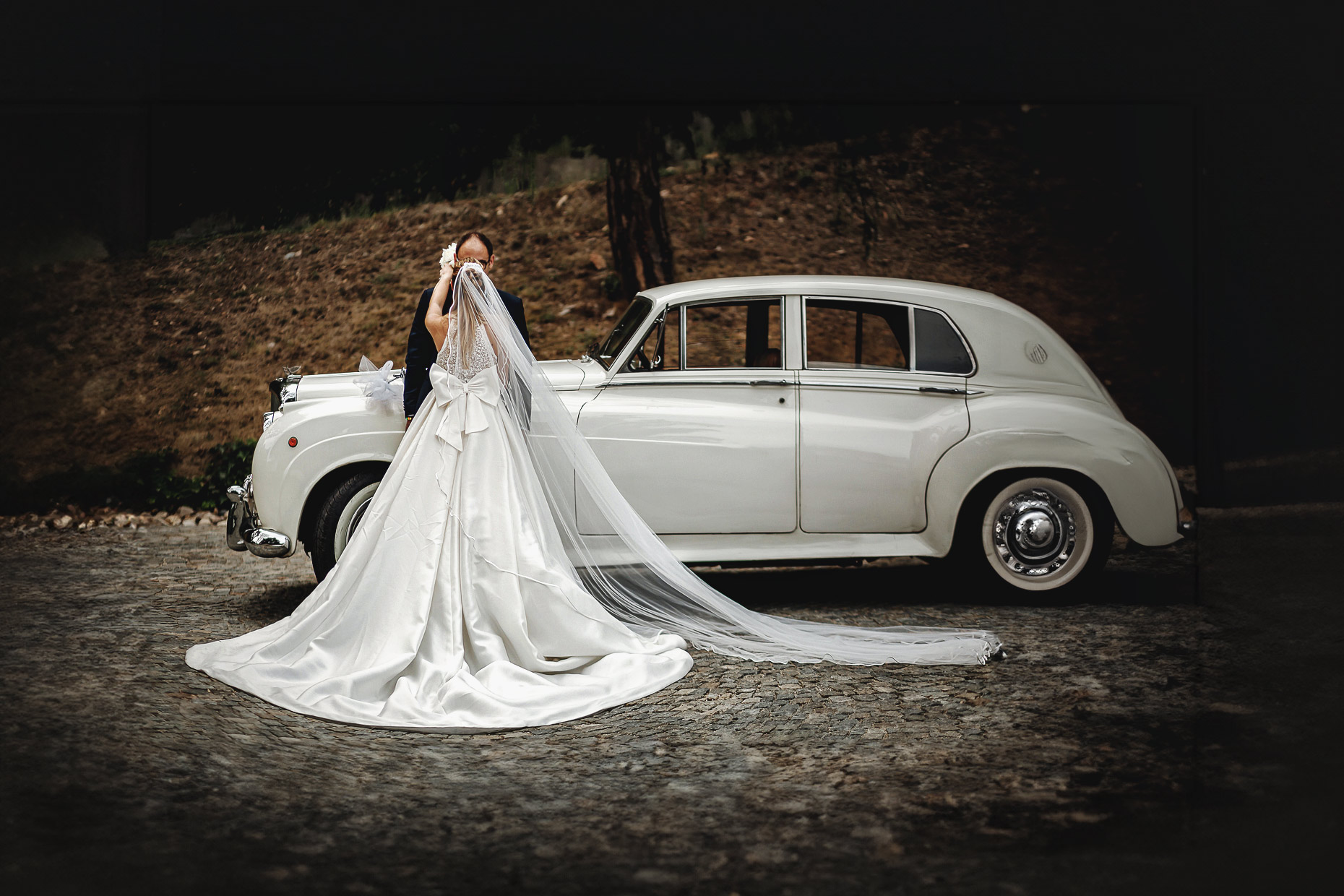Villa Sassi, luxury wedding di Giulia e Nicolò. Sessione di coppia davanti alla macchina d'epoca bianca.
