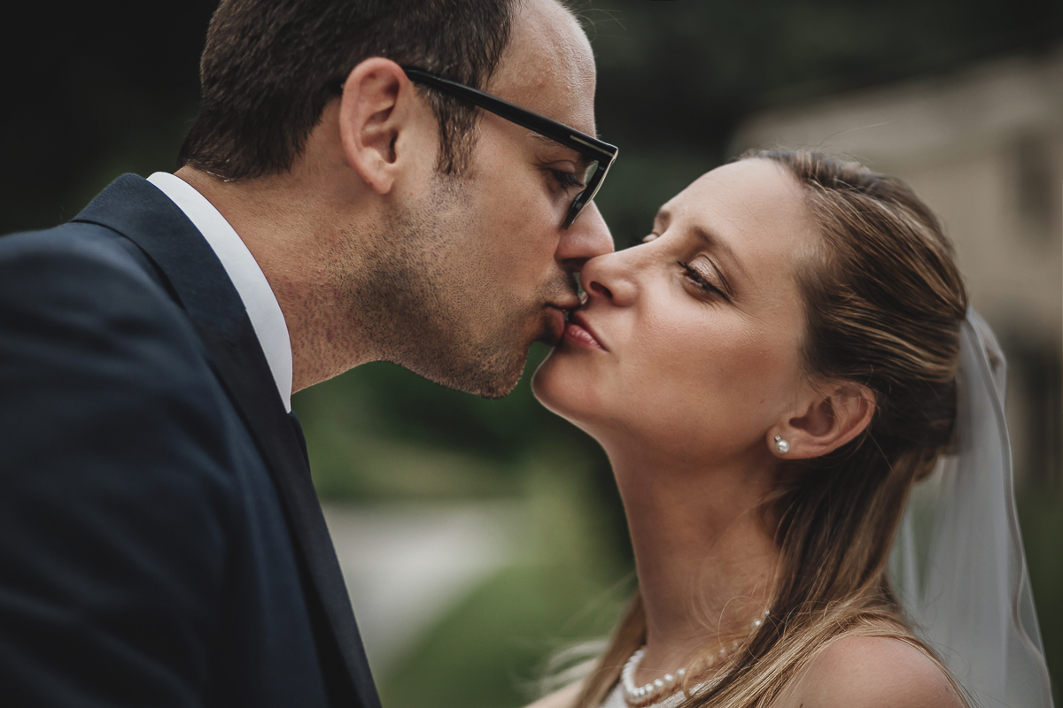 Villa Sassi matrimonio di Giulia e Nicolò. Ritratto degli sposi. Bacio