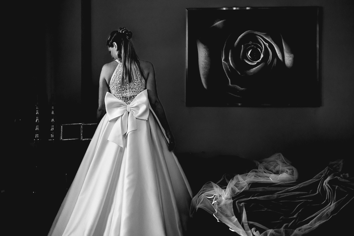 Matrimonio a Villa Sassi. Preparazione della sposa a Chieri. Ritratto della sposa di schiena.
