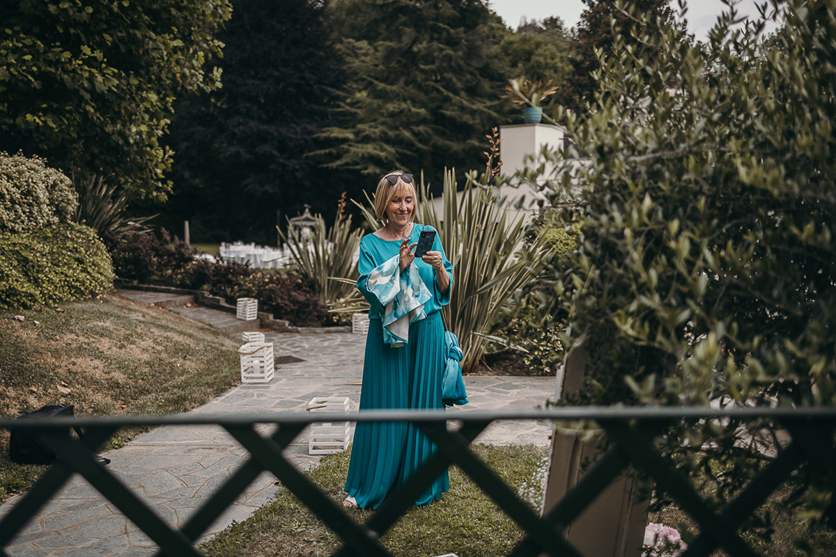 Villa Sassi matrimonio di Giulia e Nicolò. Aperitivo. Invitata fotografa il tableau de mariage.