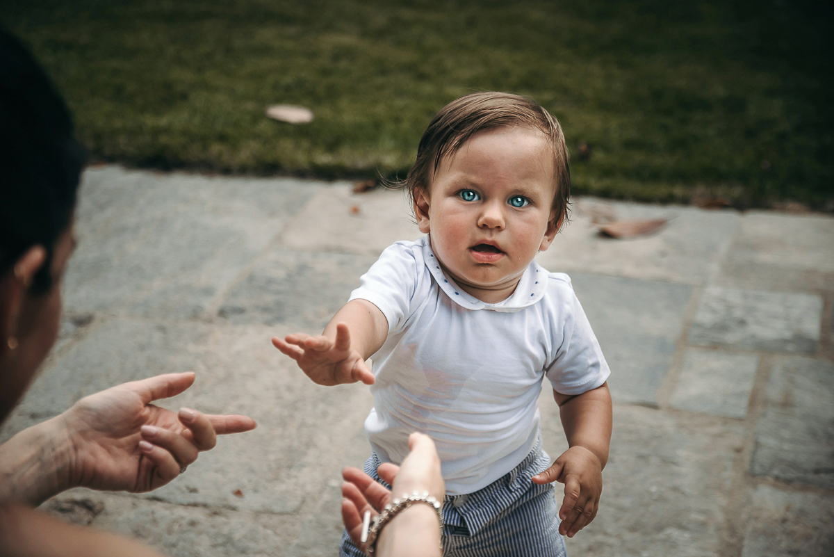 Villa Sassi matrimonio di Giulia e Nicolò. Aperitivo. Bambino con grandi occhi blu.