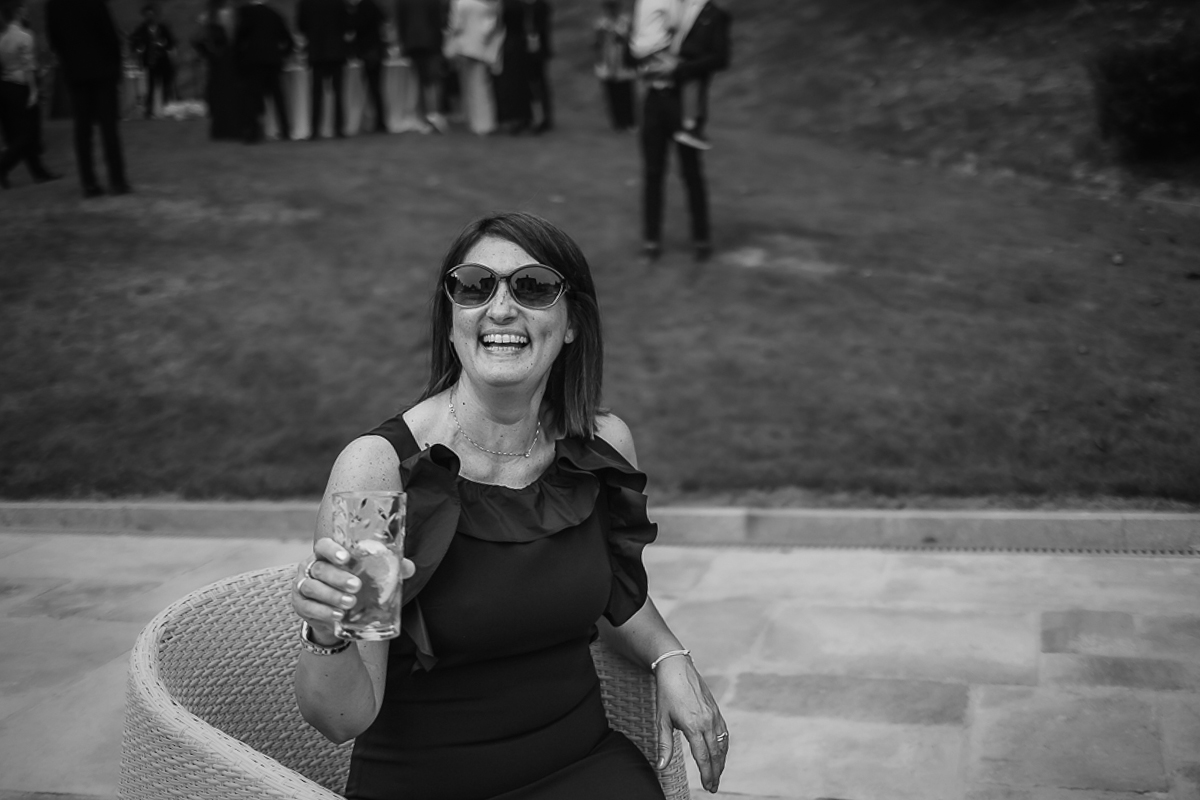 Villa Sassi matrimonio di Giulia e Nicolò. Aperitivo. Invitata. Bianco e nero.