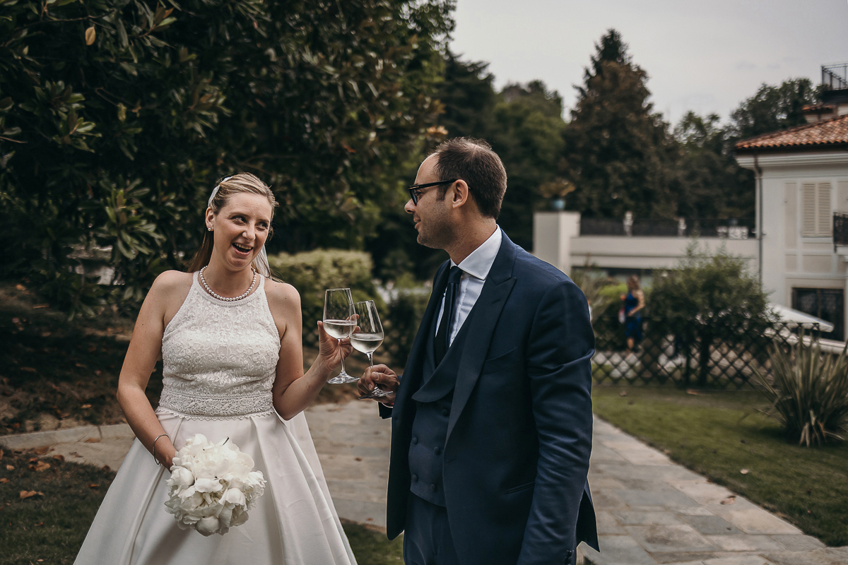 Villa Sassi matrimonio di Giulia e Nicolò. Aperitivo. Brindisi degli sposi.
