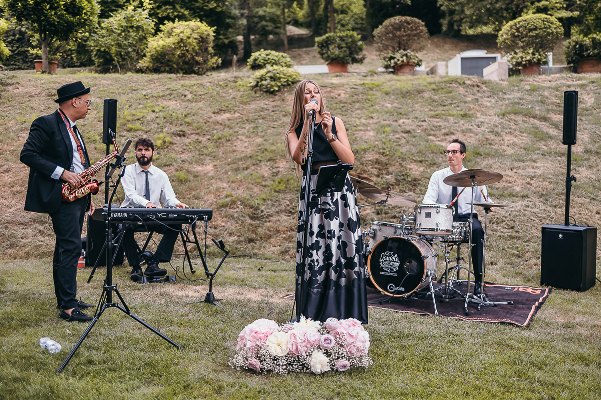 Villa Sassi matrimonio di Giulia e Nicolò. Aperitivo. Musicisti e cantante.