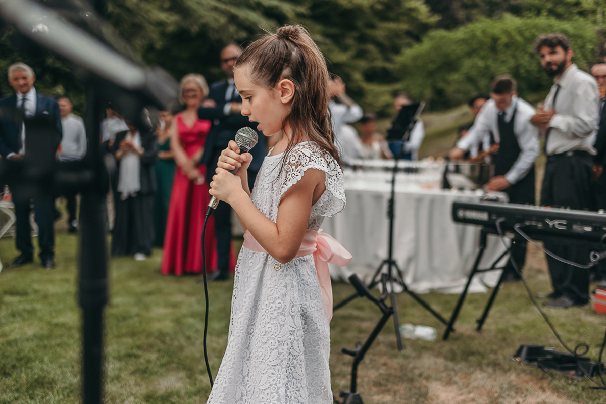 Villa Sassi matrimonio di Giulia e Nicolò. Aperitivo. bambina degli sposi che canta.