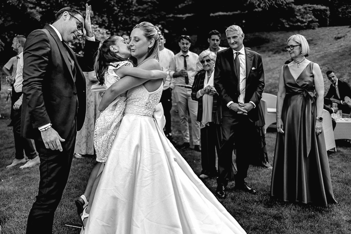 Villa Sassi matrimonio di Giulia e Nicolò. Aperitivo. Sposa abbraccia la sua bambina.