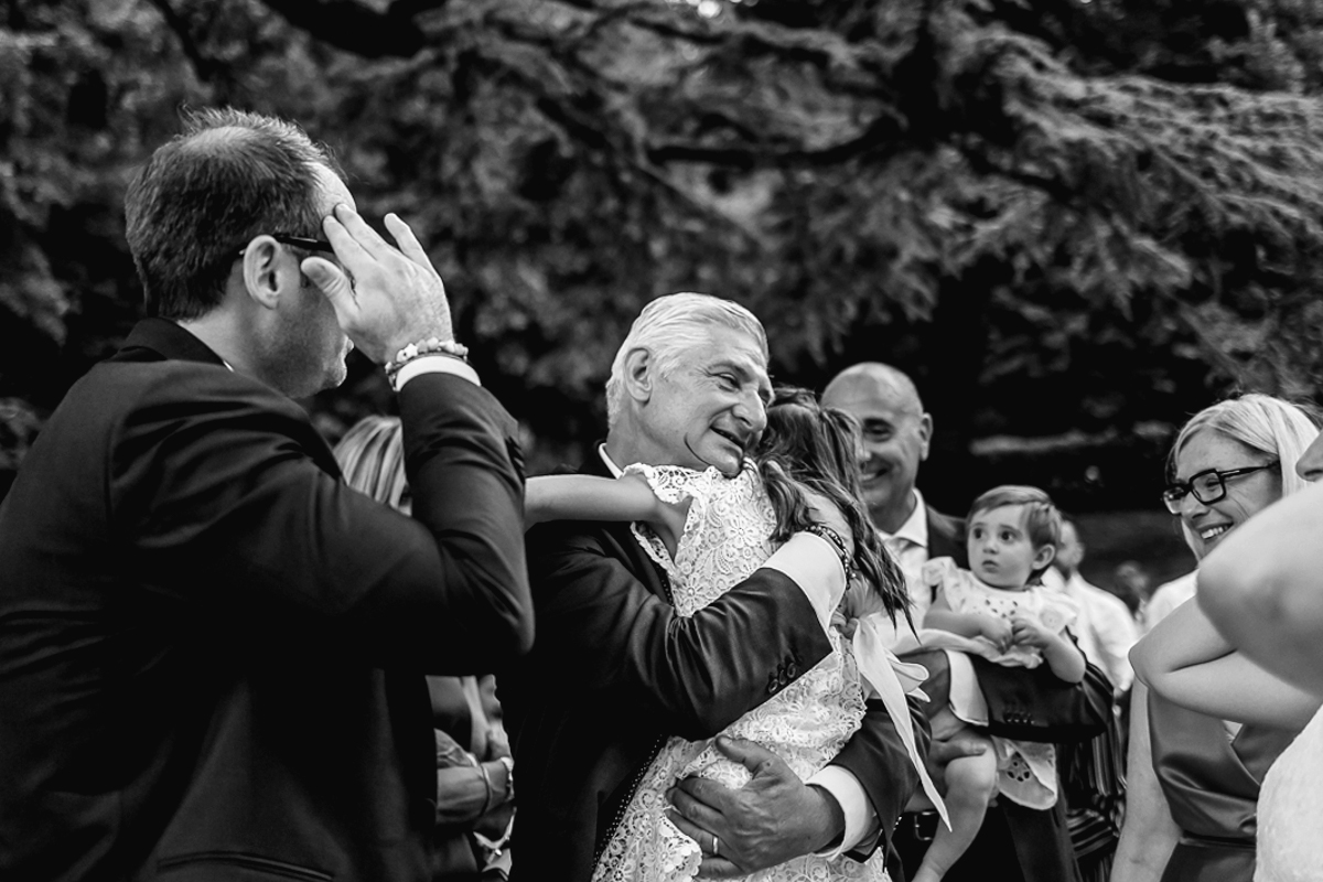 Villa Sassi matrimonio di Giulia e Nicolò. Aperitivo. Nonno abbraccia la nipotina.