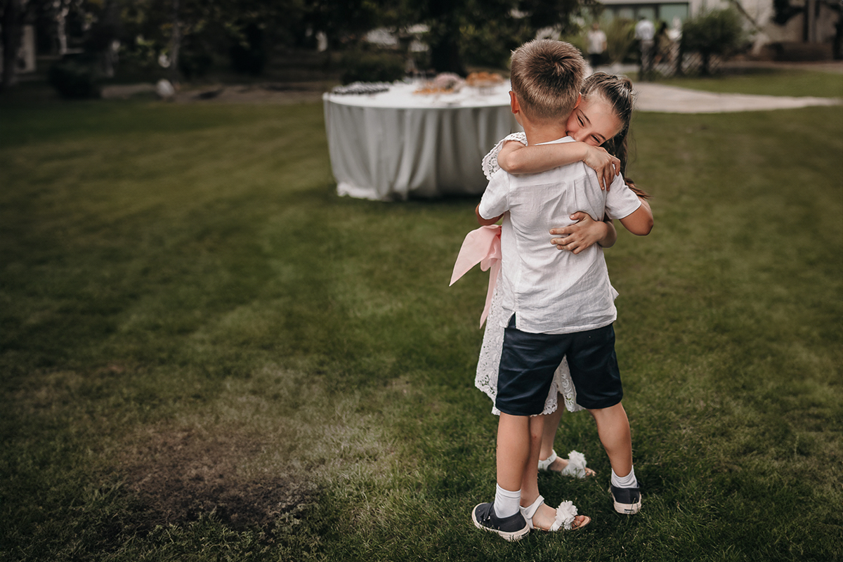 Villa Sassi matrimonio di Giulia e Nicolò. Aperitivo. bambini si abbracciano.