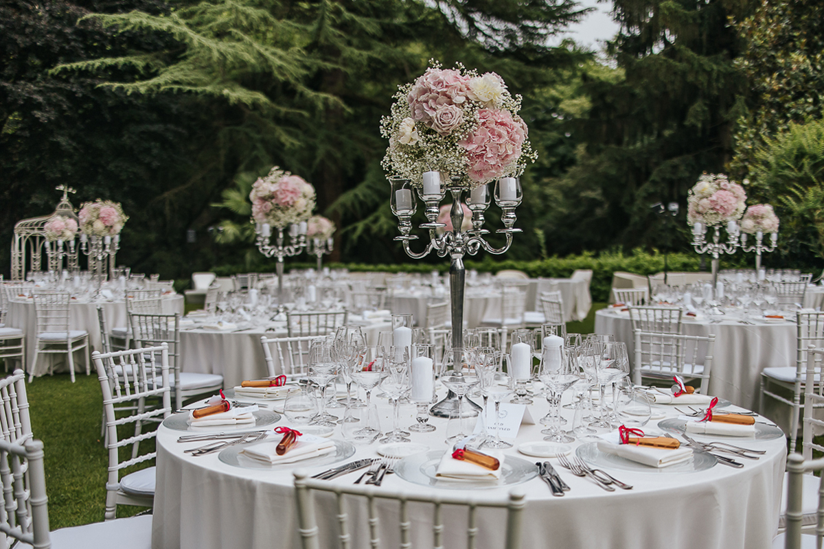Villa Sassi matrimonio di Giulia e Nicolò. cena. Tavoli. Composizione floreale su candelabro d'argento.