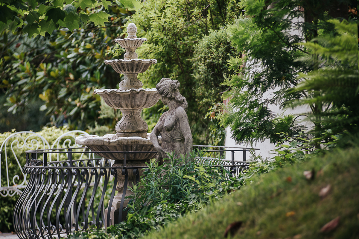 Villa Sassi matrimonio di Giulia e Nicolò. Aperitivo. Fontana nel parco.