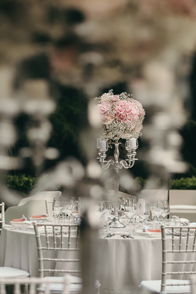 Villa Sassi matrimonio di Giulia e Nicolò. cena. Tavola. Composizione floreale su candelabro d'argento.