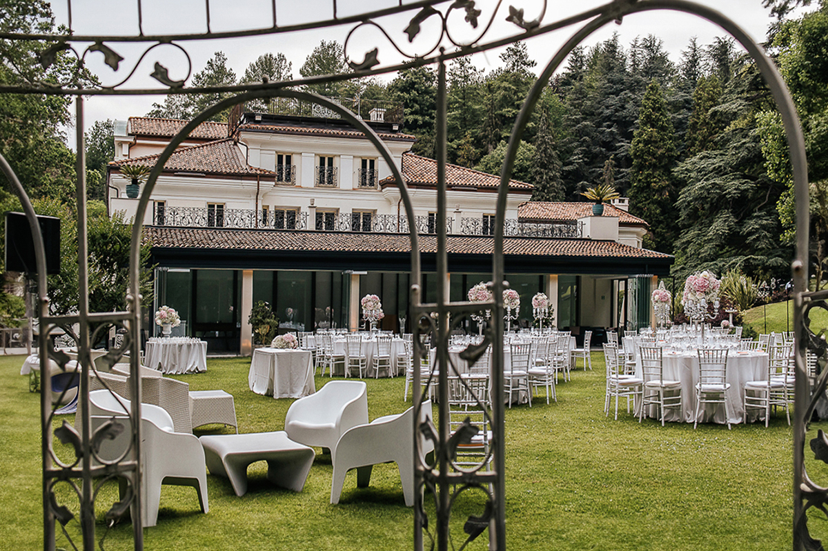Villa Sassi matrimonio di Giulia e Nicolò. Zona cena, allestita nel parco della villa.
