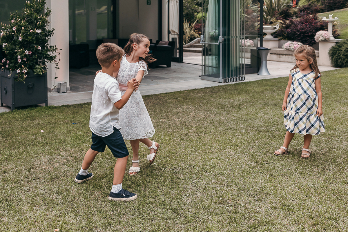 Villa Sassi matrimonio di Giulia e Nicolò. Aperitivo. bambini che giocano