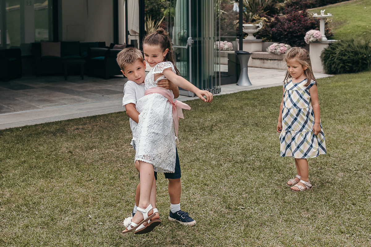 Villa Sassi matrimonio di Giulia e Nicolò. Aperitivo. bambini che giocano.