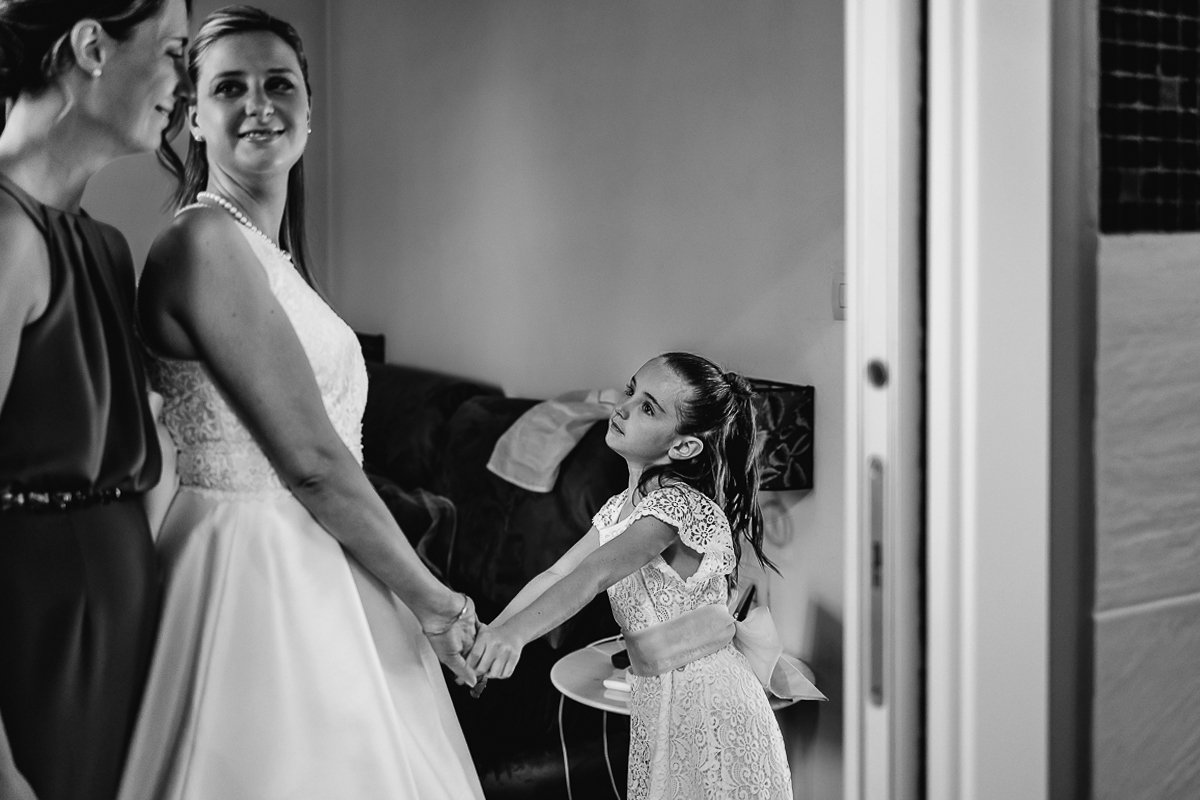 Matrimonio a Villa Sassi. Preparazione della sposa a Chieri. Sposa con la sua bambina.