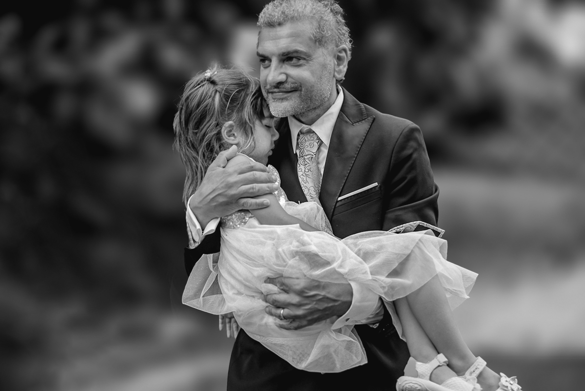 Villa Sassi matrimonio di Giulia e Nicolò. Aperitivo. Invitato con una bambina in braccio.