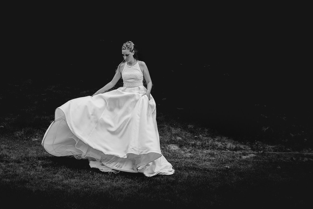 Villa Sassi matrimonio di Giulia e Nicolò. Aperitivo. Ritratto della sposa. Bianco e nero.