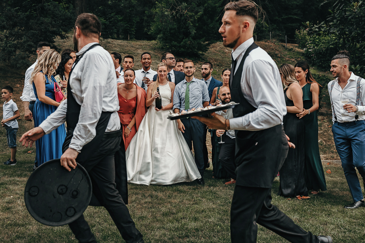 Villa Sassi matrimonio di Giulia e Nicolò. Aperitivo.Foto di gruppo con camerieri che passano proprio in quel momento.