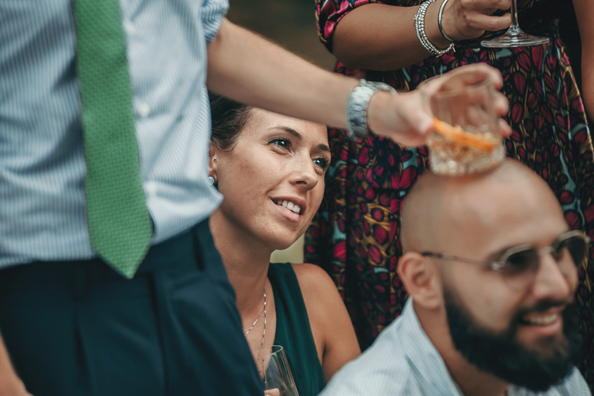 Villa Sassi matrimonio di Giulia e Nicolò. Aperitivo. Foto di gruppo dettaglio su di una ragazza.