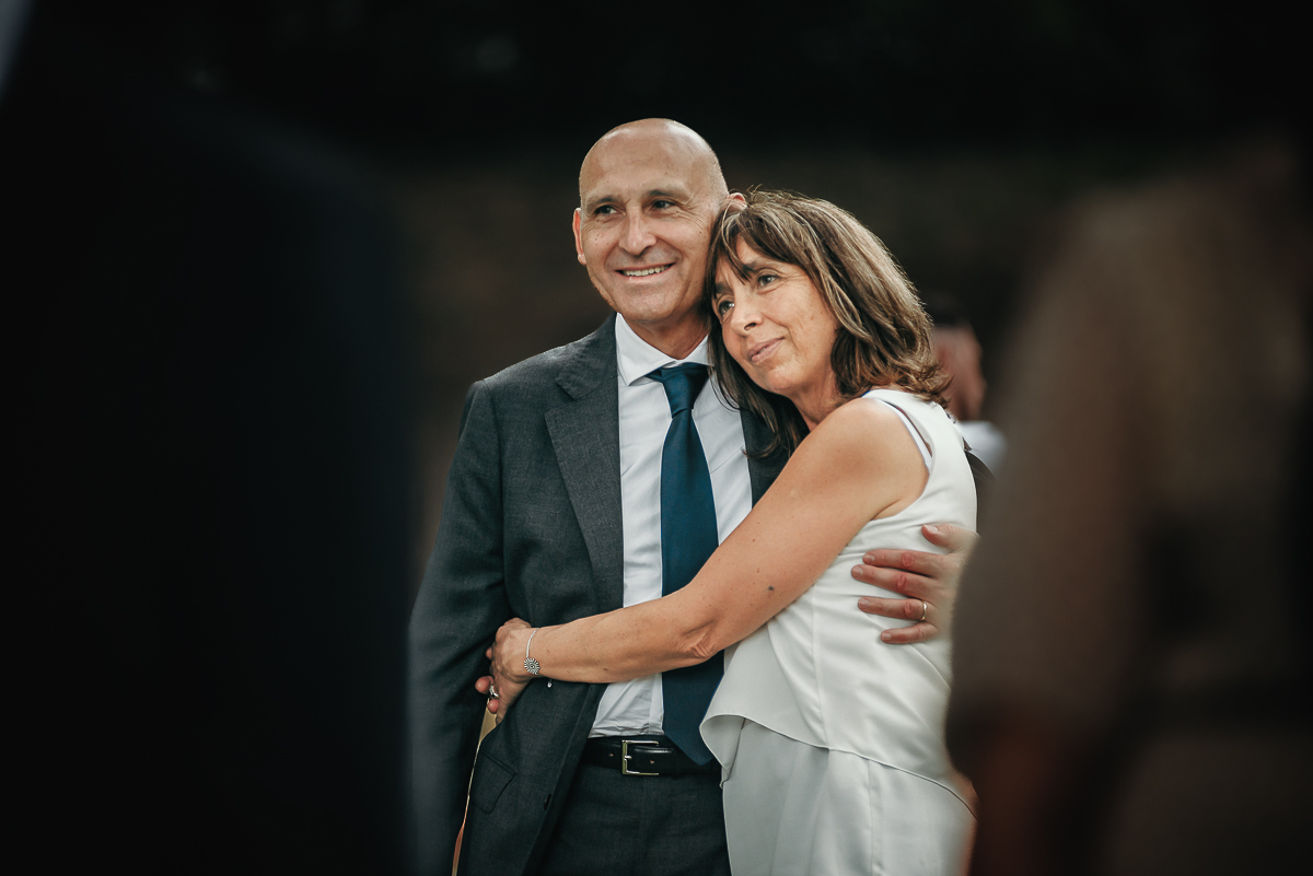 Villa Sassi matrimonio di Giulia e Nicolò. Aperitivo. Coppia di invitati abbracciata.