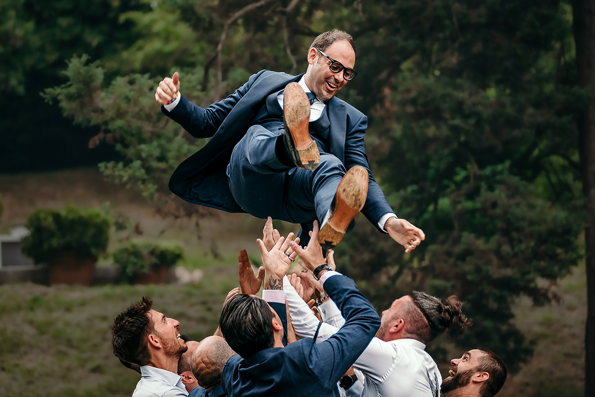 Villa Sassi matrimonio di Giulia e Nicolò. Aperitivo. Amici fanno volare lo sposo.