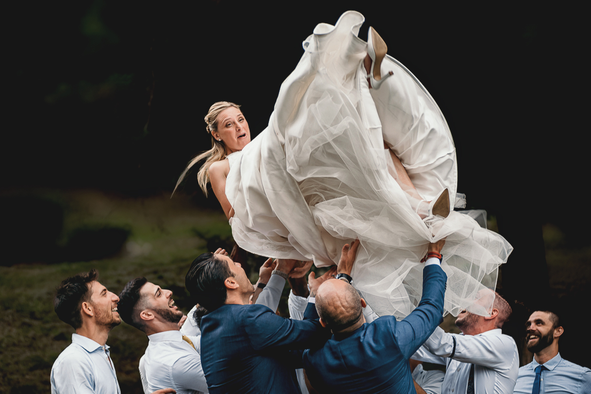 Villa Sassi matrimonio di Giulia e Nicolò. Aperitivo. Amici fanno volare la sposa.