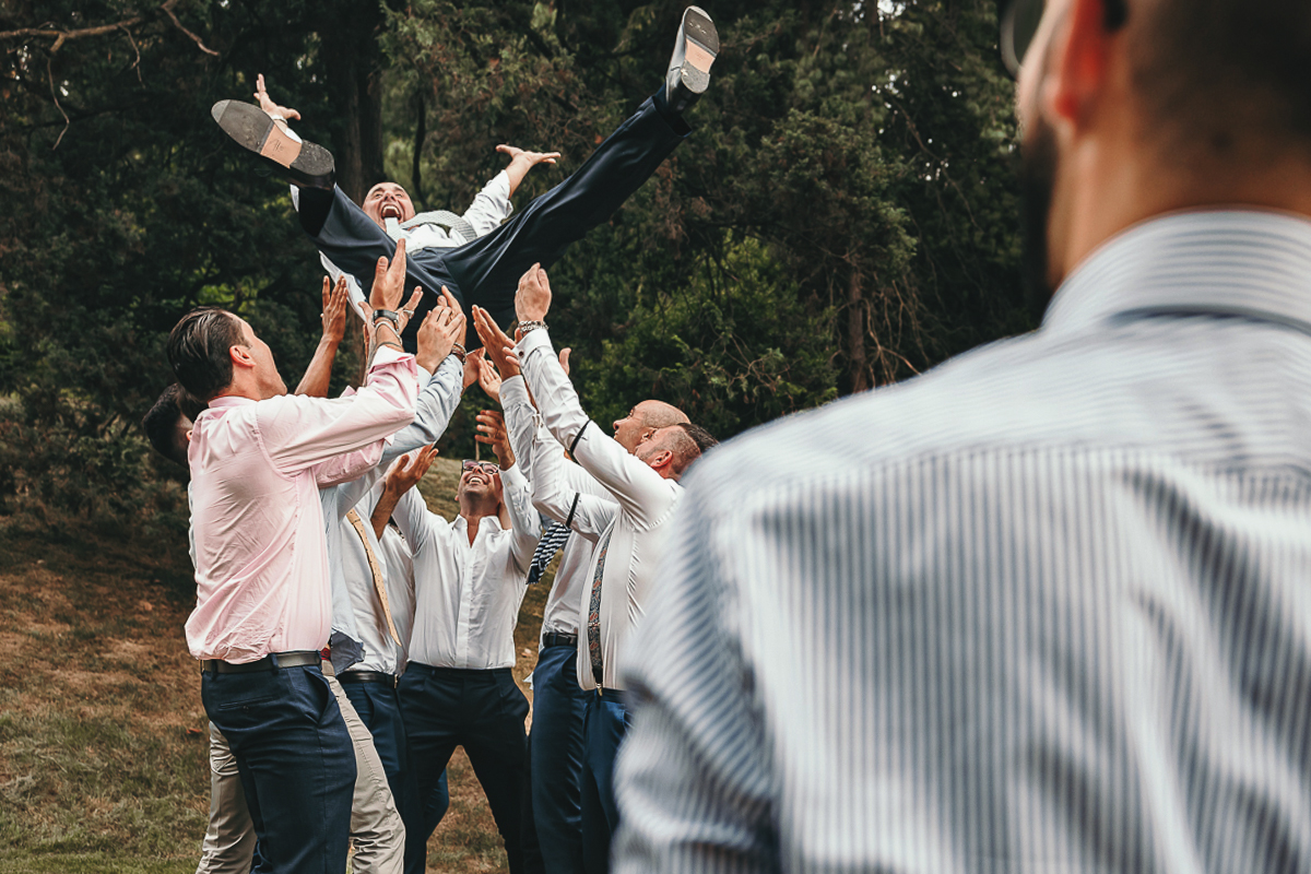 Villa Sassi matrimonio di Giulia e Nicolò. Aperitivo.Ragazzi fanno volare il padre dello sposo.