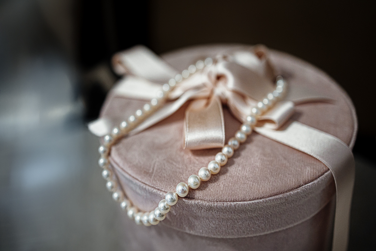 Matrimonio a Villa Sassi. Preparazione della sposa a Chieri. Collana di perle.