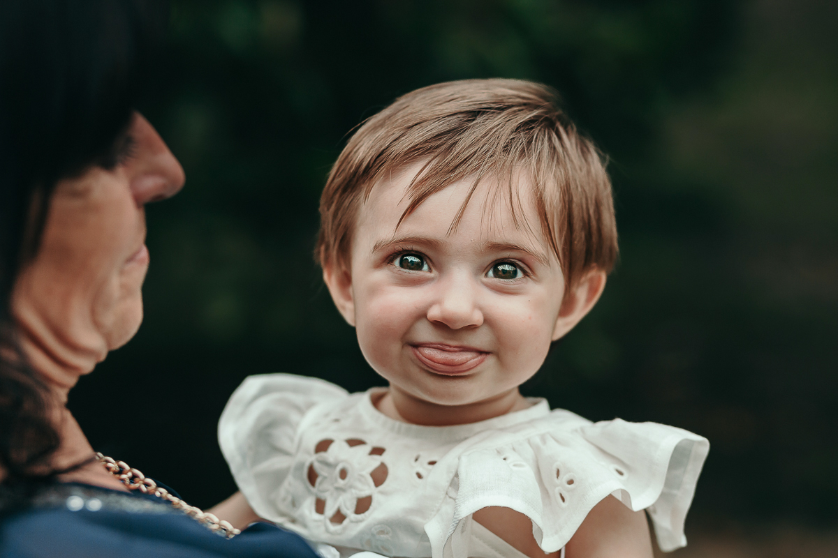 Villa Sassi matrimonio di Giulia e Nicolò. Aperitivo. Bambina che fa una smorfia.