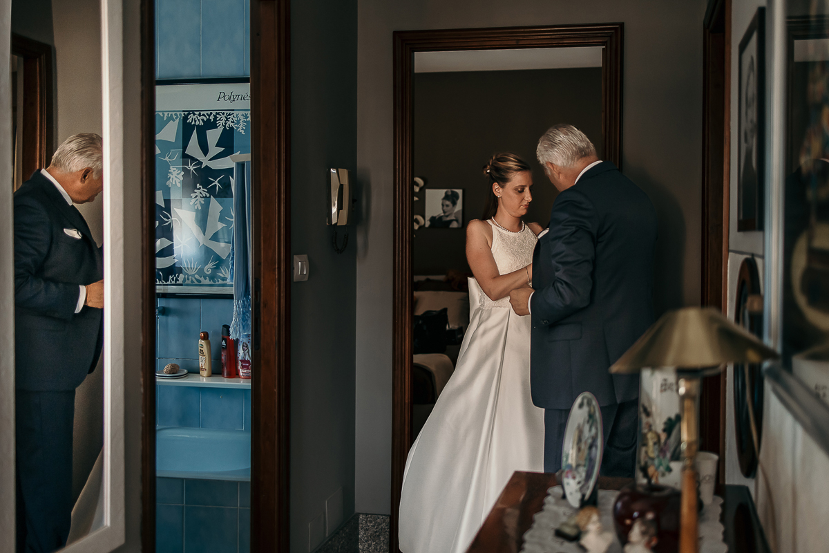 Matrimonio a Villa Sassi. Preparazione della sposa a Chieri. Sposa con il padre.