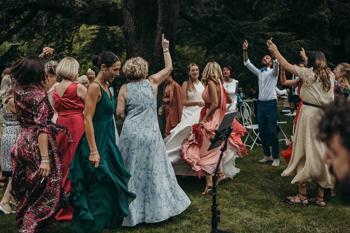 Villa Sassi matrimonio di Giulia e Nicolò. Aperitivo. Invitate che ballano con la sposa.
