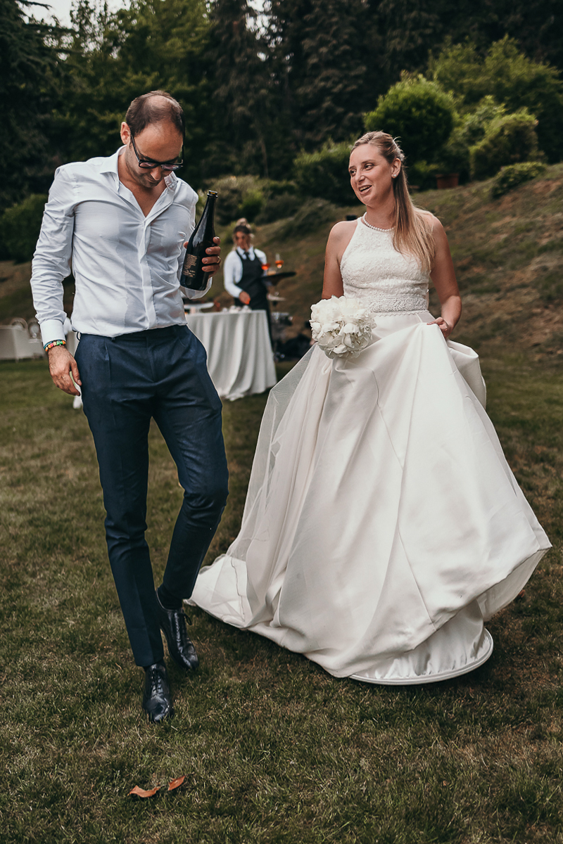 Villa Sassi matrimonio di Giulia e Nicolò. Aperitivo. Sposi che si incamminano verso la zona cena.