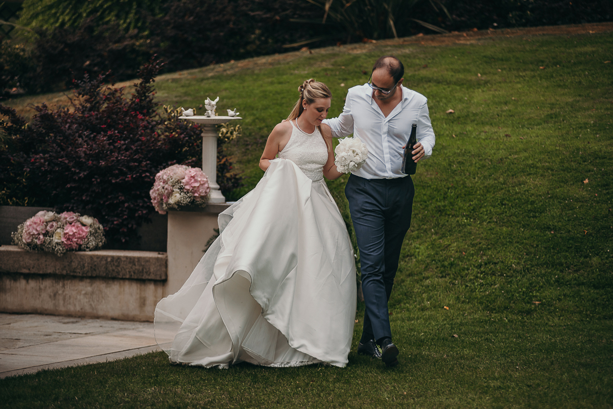 Villa Sassi matrimonio di Giulia e Nicolò. Aperitivo. Sposi che vanno verso il loro tavolo per la cena.