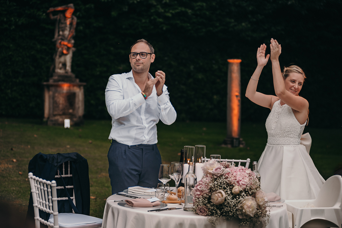 Villa Sassi matrimonio di Giulia e Nicolò. Cena. sposi al loro tavolo salutano gli ospiti.