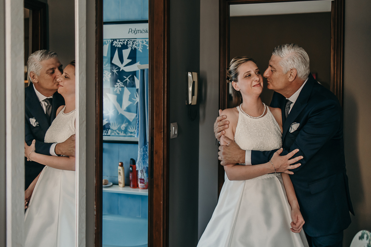 Matrimonio a Villa Sassi. Preparazione della sposa a Chieri. Padre abbraccia la sposa.