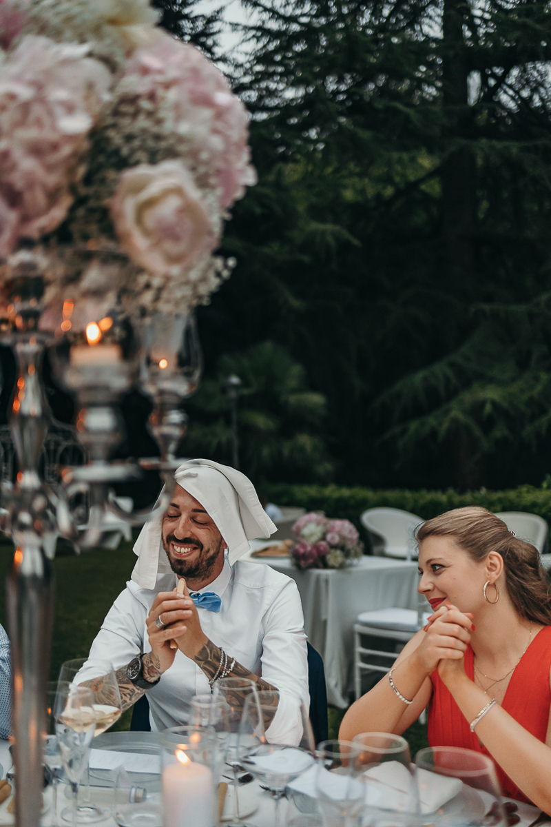 Villa Sassi matrimonio di Giulia e Nicolò. Cena. Amico dello sposo con un tovagliolo on testa.